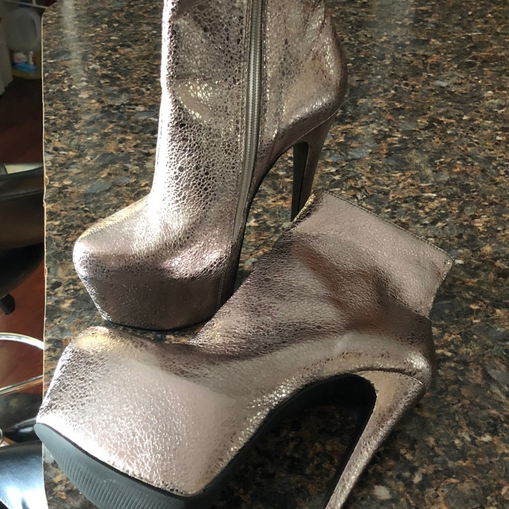 BOOTS - Picture 4 of 6